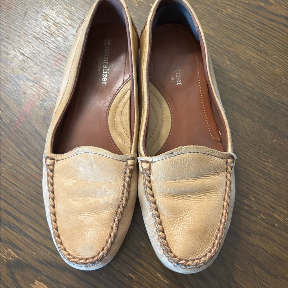Open Land flats • Naturalizer Women's Tan Moccasin Loafers